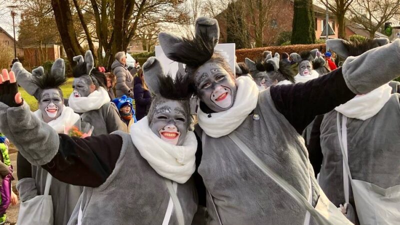 Karnevalszug in Twisteden: Esel und Minions tanzen im Sonnenschein durch Twisteden