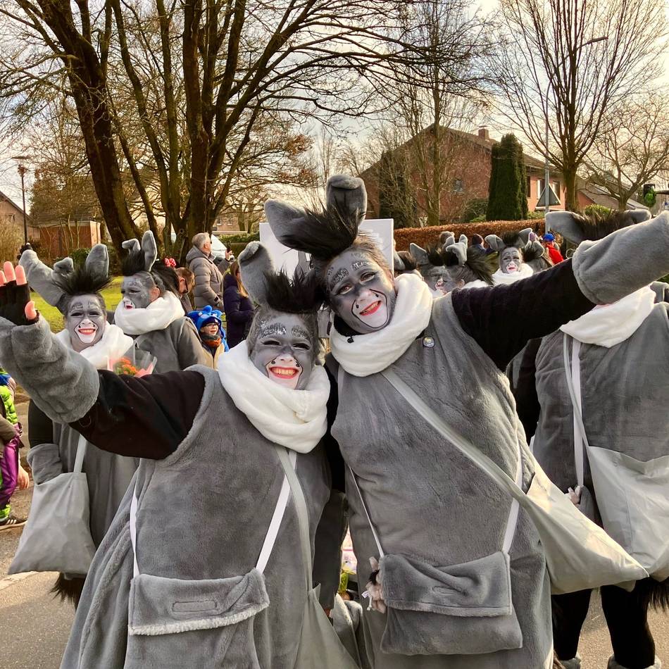 Karnevalszug in Twisteden: Esel und Minions tanzen im Sonnenschein durch Twisteden