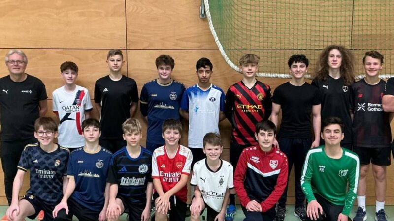 Gymnasium in Duisburg-Rumeln-Kaldenhausen: AEG-Schüler kicken mit Ex-Profis Witeczek und Klinkert