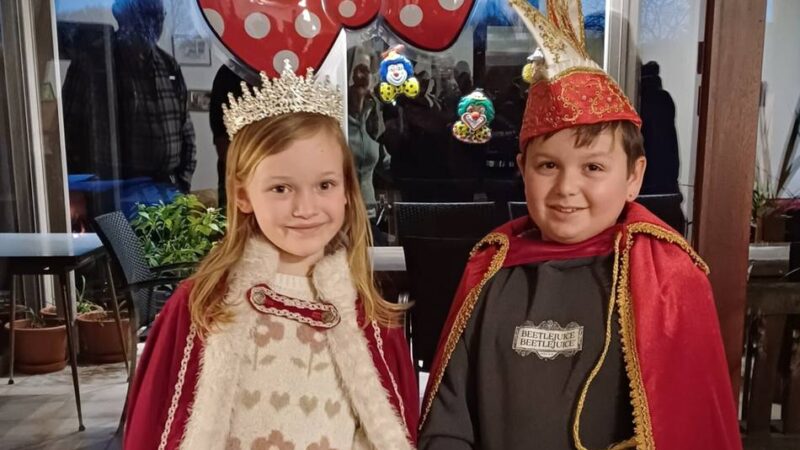 Losverkauf bei Kinderkarnevalszug: Alpens Kinderprinzenpaar zieht Tombola-Gewinner