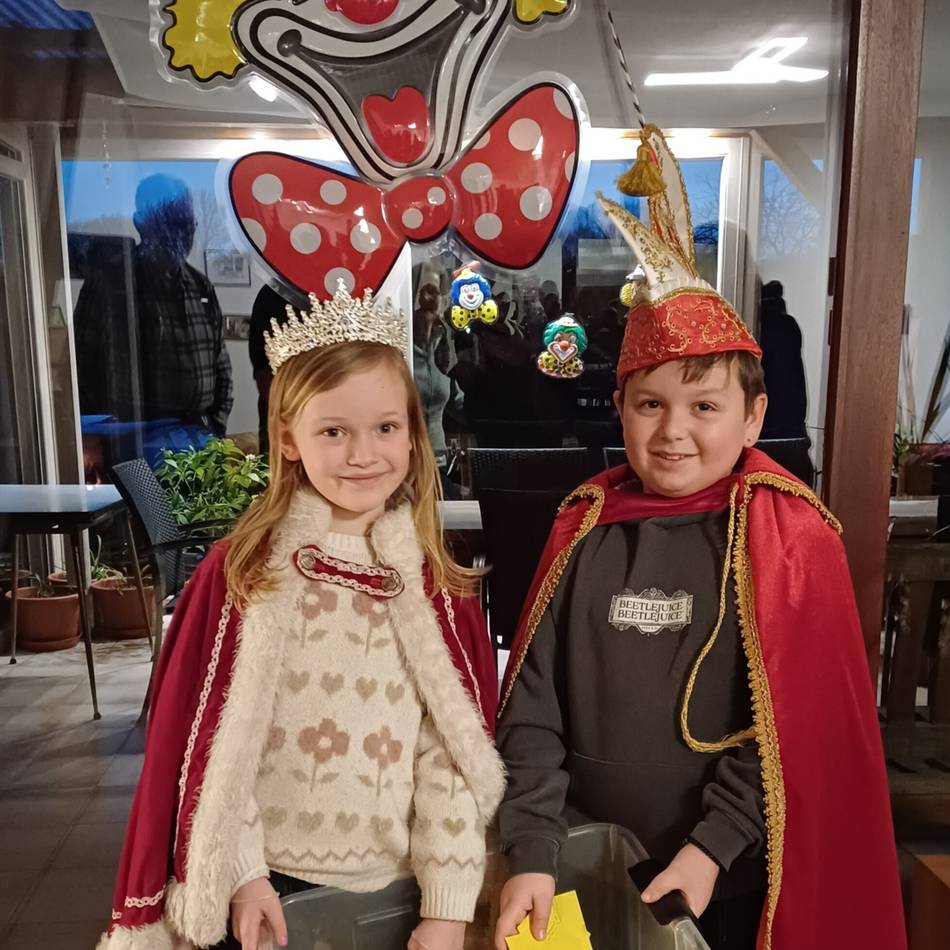 Losverkauf bei Kinderkarnevalszug: Alpens Kinderprinzenpaar zieht Tombola-Gewinner
