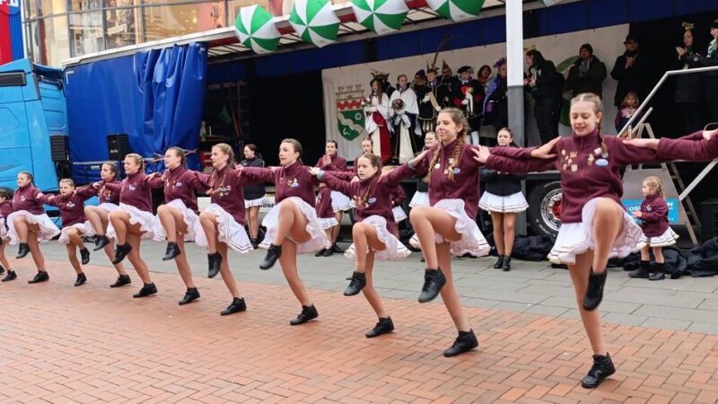 Straßenkarneval vor der Sparkasse: Hilden in der Liebe zum Fasteleer vereint