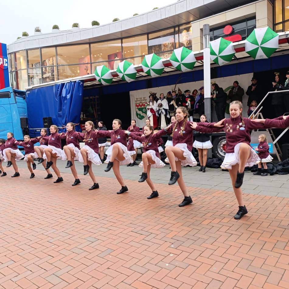 Straßenkarneval vor der Sparkasse: Hilden in der Liebe zum Fasteleer vereint