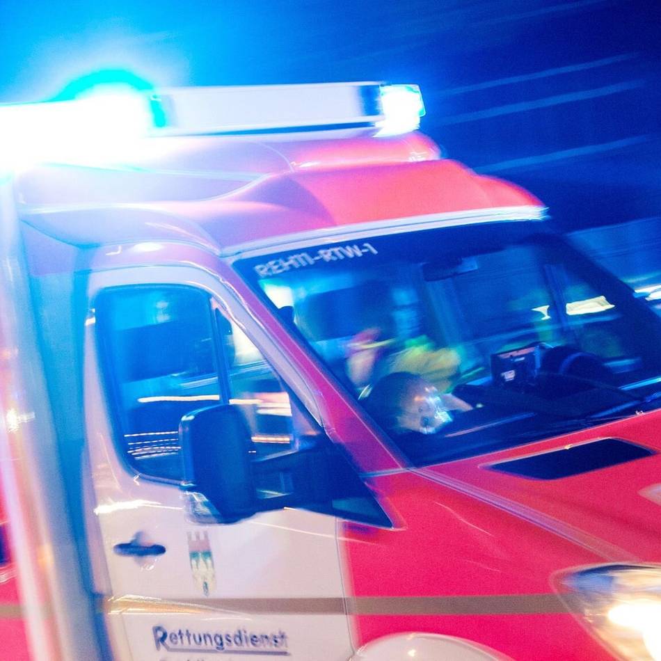 In Mönchengladbach-Giesenkirchen: Rettungsdienst bringt nach Unfall zwei Verletzte ins Krankenhaus