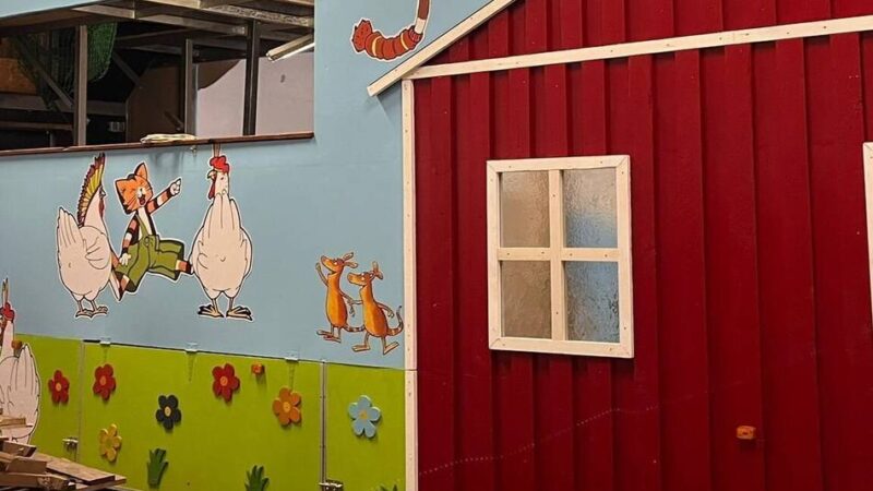 Fleißige Handwerker der Landjugend Breyell-Schaag: In diesem Karnevalswagen stecken 550 Stunden Arbeit