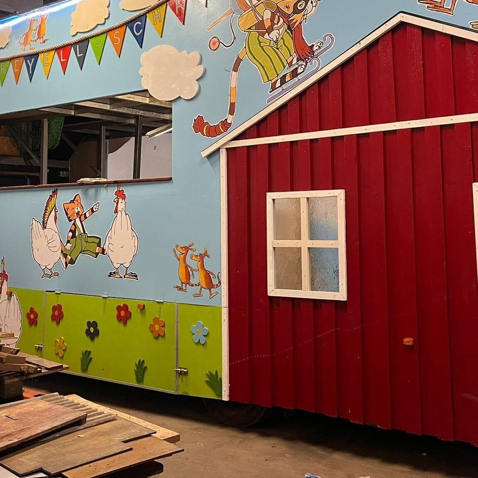 Fleißige Handwerker der Landjugend Breyell-Schaag: In diesem Karnevalswagen stecken 550 Stunden Arbeit