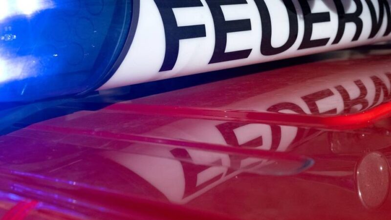 Feuerwehr im Einsatz: Lkw brennt in Mönchengladbach-Odenkirchen