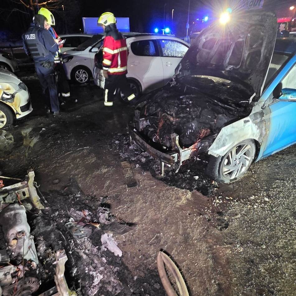 Wallstraße in Emmerich: Sechs Autos brannten auf Parkplatz – es war Brandstiftung
