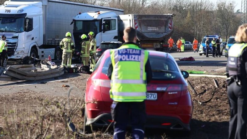 Bei Breitscheid: Schwerer Unfall auf der A3 mit mehreren Lkw und Pkw