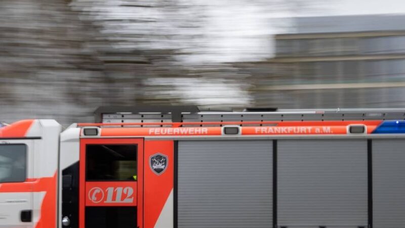 Feuerwehreinsatz in Dinslaken: Müllwagen brennt auf Betriebsgelände