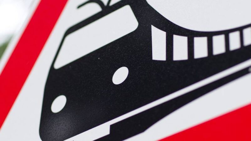 Unfall in Alpen: Autofahrer nach Zusammenstoß mit Regionalbahn lebensgefährlich verletzt