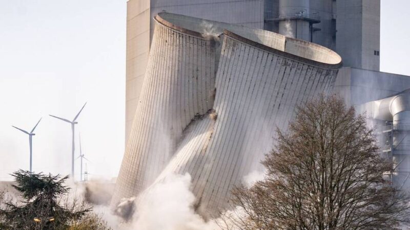 Kraftwerk Frimmersdorf in Grevenbroich: Kühlturm mit 420 Ladungen Dynamit gesprengt