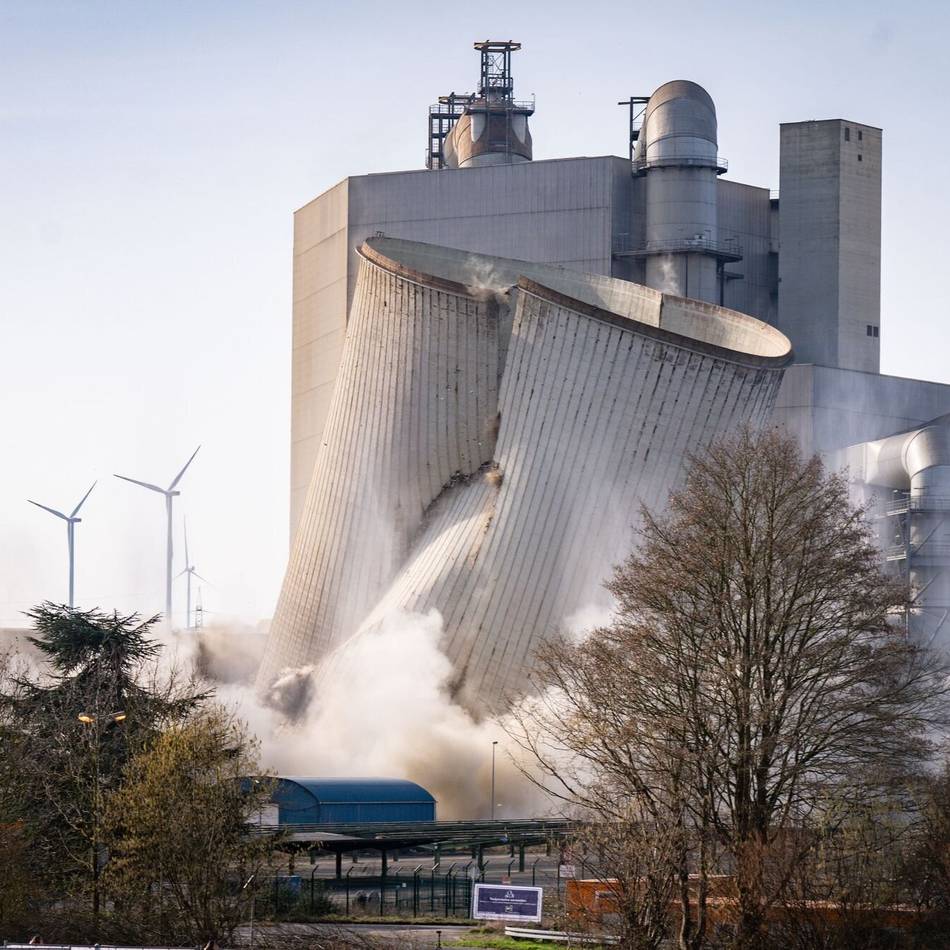 Kraftwerk Frimmersdorf in Grevenbroich: Kühlturm mit 420 Ladungen Dynamit gesprengt