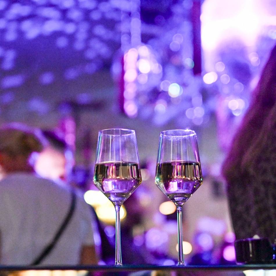 Suchthilfe Hilden klärt auf: Wie man sich vor K.O.-Tropfen schützen kann