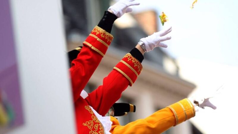 Debatte über Rosenmontagszug Krefeld: Kerzenpackung geworfen – wo endet Brauchtum, wo beginnt Verantwortung?
