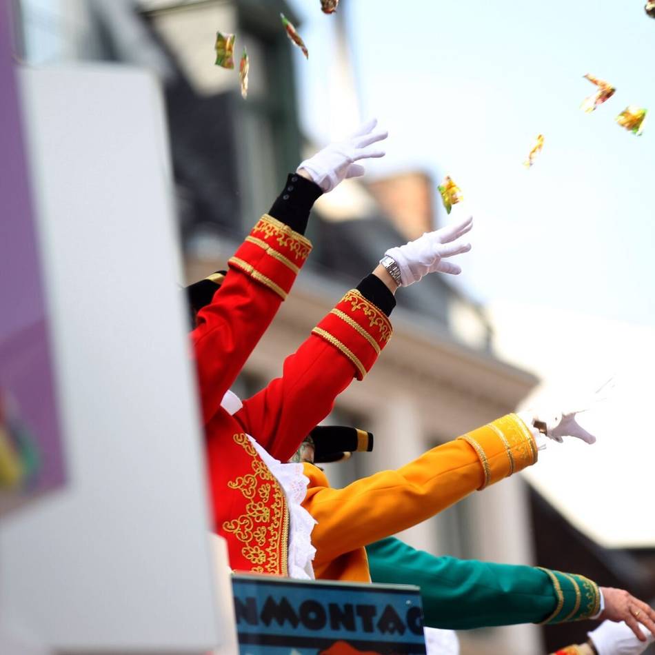 Debatte über Rosenmontagszug Krefeld: Kerzenpackung geworfen – wo endet Brauchtum, wo beginnt Verantwortung?