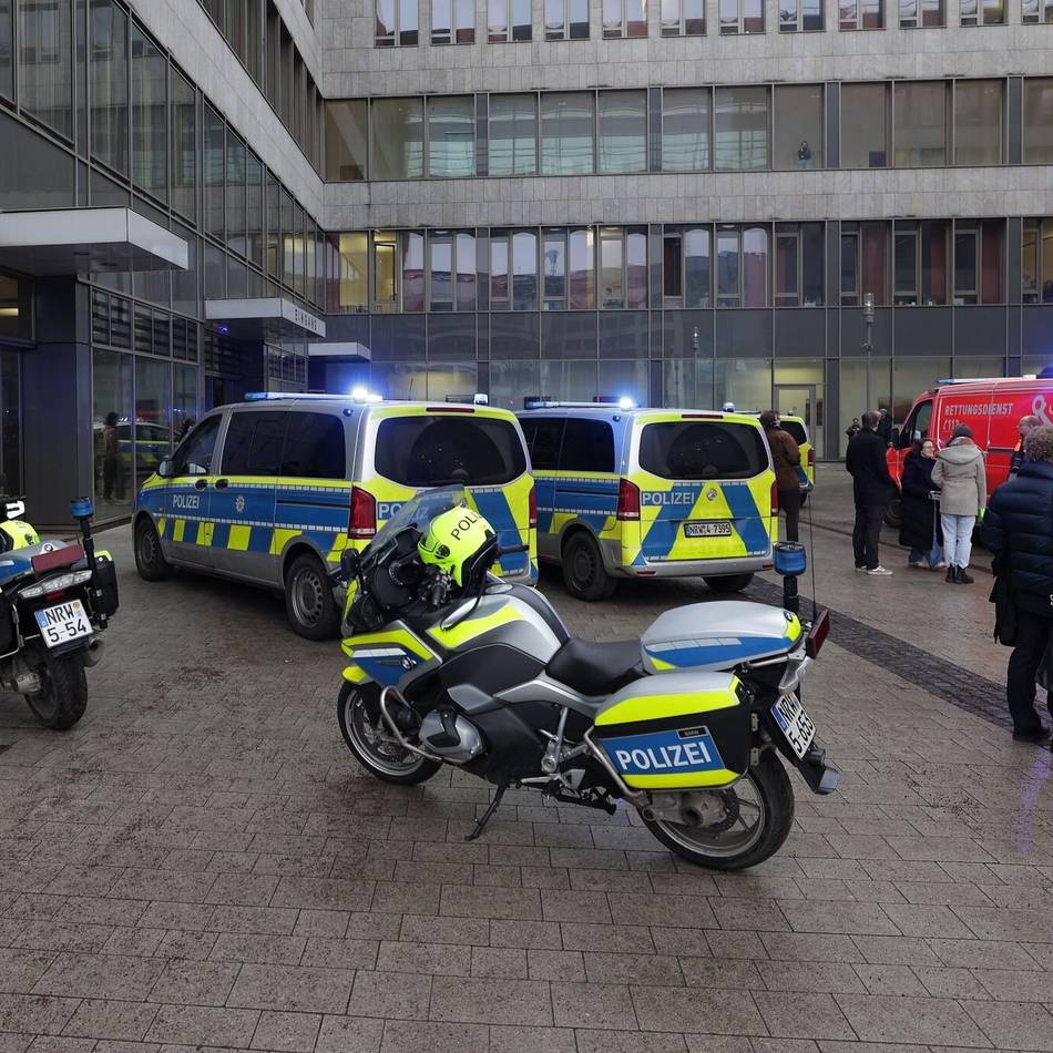 „Er nahm in Kauf, dass sie sterben könnte“: Frau mit Mercedes in Düsseldorf überfahren – 22-Jähriger muss lange in Haft