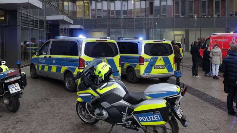 Turbulenter Prozess in Düsseldorf: Nach Schlägerei im Gerichtssaal – Familienfehde als Motiv für überfahrene Frau?