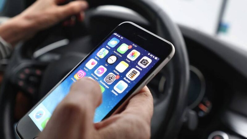 Bei Kontrolle in Mönchengladbach: 38-jähriger Klein-Lkw-Fahrer mit Handy am Steuer erwischt