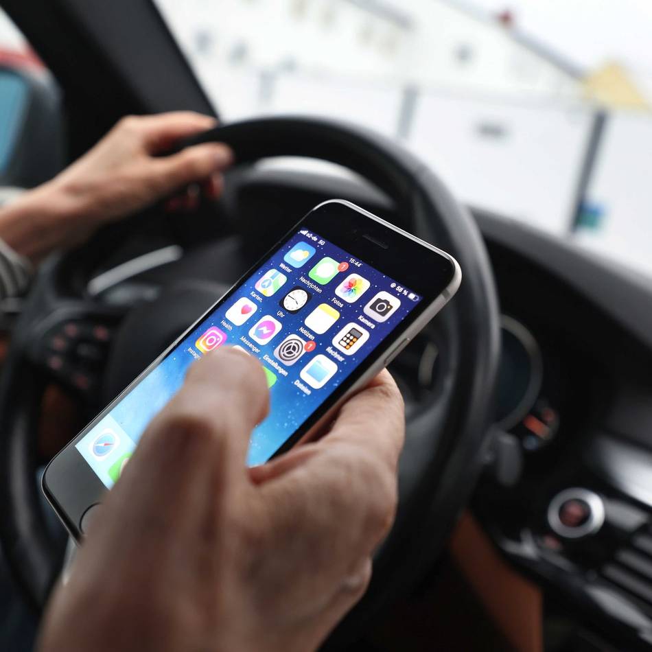 Bei Kontrolle in Mönchengladbach: 38-jähriger Klein-Lkw-Fahrer mit Handy am Steuer erwischt