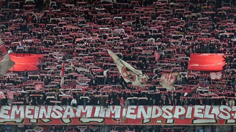Stille nach Notfall: Kölner Zuschauer nach Sturz im Stadion in „sehr kritischem Zustand“