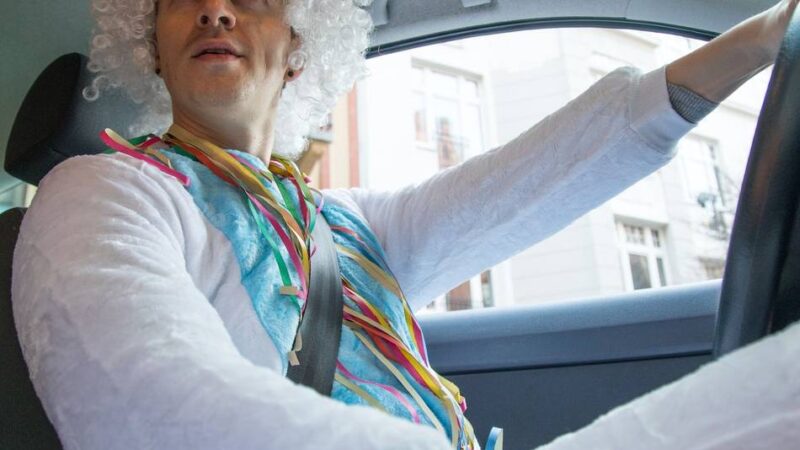 TÜV-Experte aus Moers erklärt: Karneval und Straßenverkehr – was erlaubt ist und was nicht