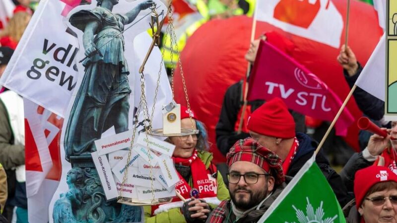 Tarifstreit der Länder: 16.000 streiken in Düsseldorf für mehr Lohn
