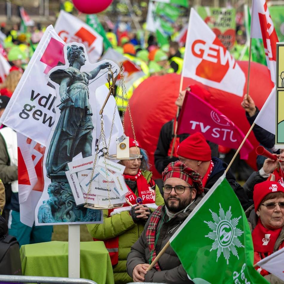 Tarifstreit der Länder: 16.000 streiken in Düsseldorf für mehr Lohn