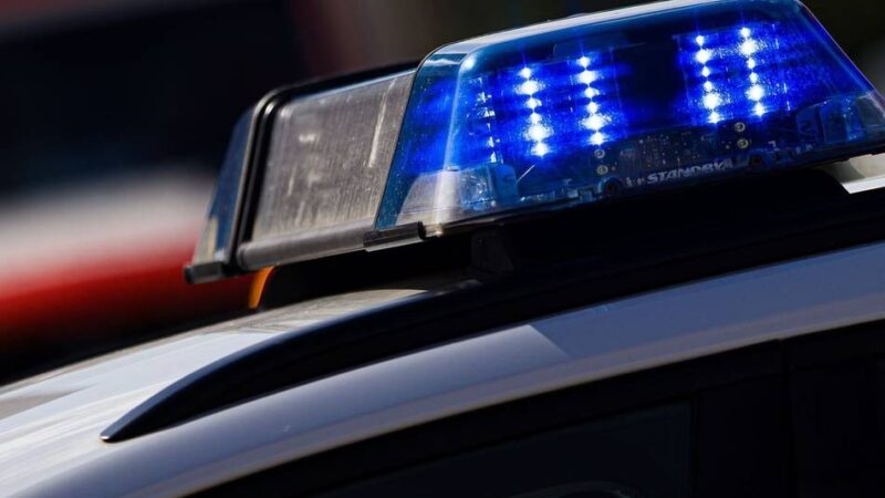 Festnahmen in Niederkrüchten: Räuberischer Diebstahl vor einem Discounter