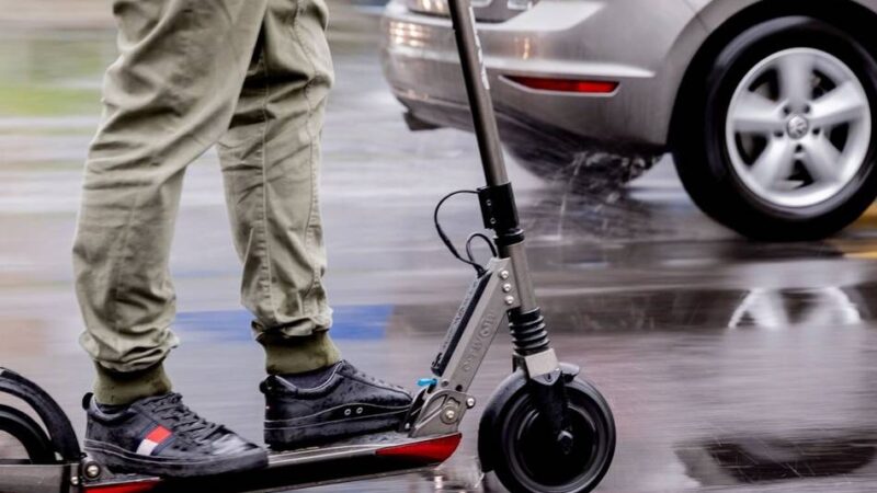 Verkehrsunfall in Dinslaken: E-Scooter-Fahrer stürzt – Auto fährt weiter