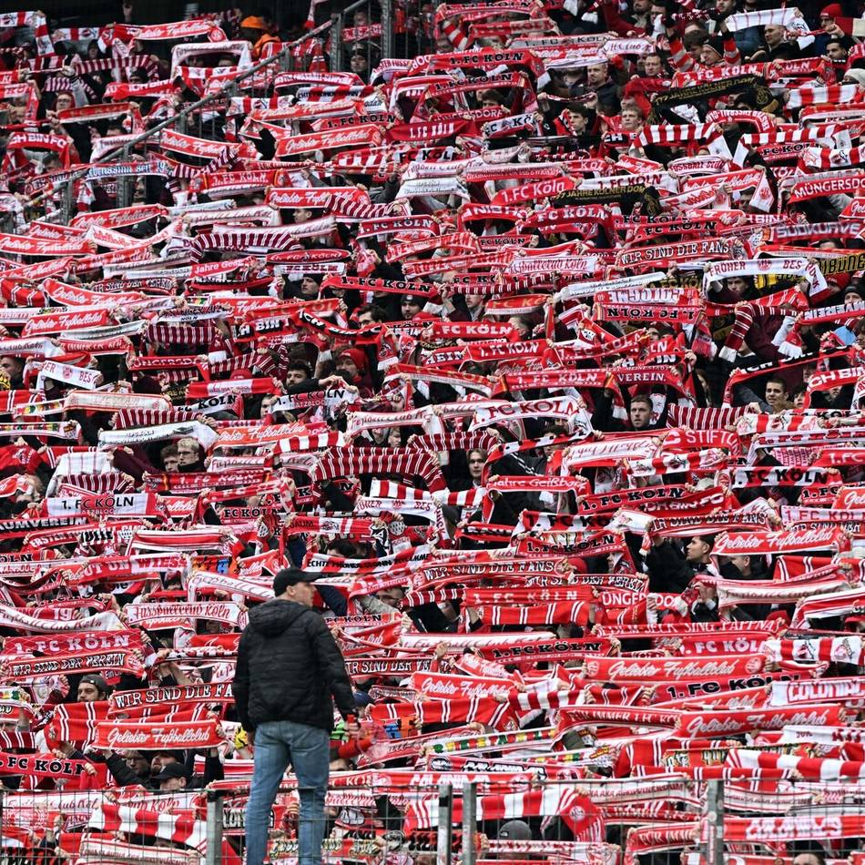 „Zur Verhinderung von Straftaten“: Polizei stoppt 700 Köln-Fans auf Raststätte vor Stuttgart-Partie