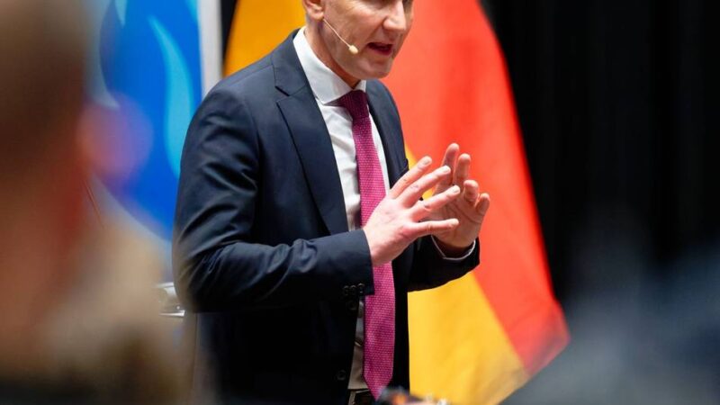 AfD-Veranstaltung in Düsseldorf: „Gehen für den guten Zweck auf die Knie“ – Höcke beleidigt Fortuna-Ultras