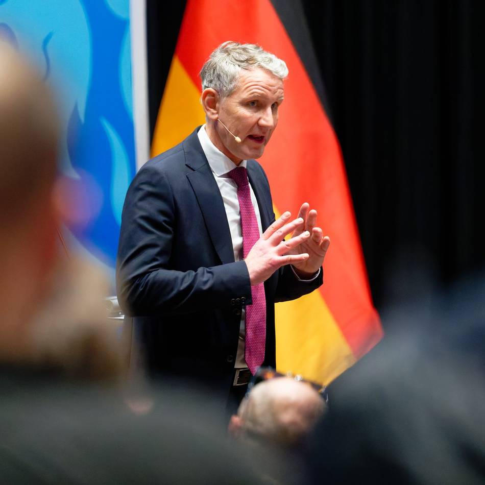 AfD-Veranstaltung in Düsseldorf: „Gehen für den guten Zweck auf die Knie“ – Höcke beleidigt Fortuna-Ultras