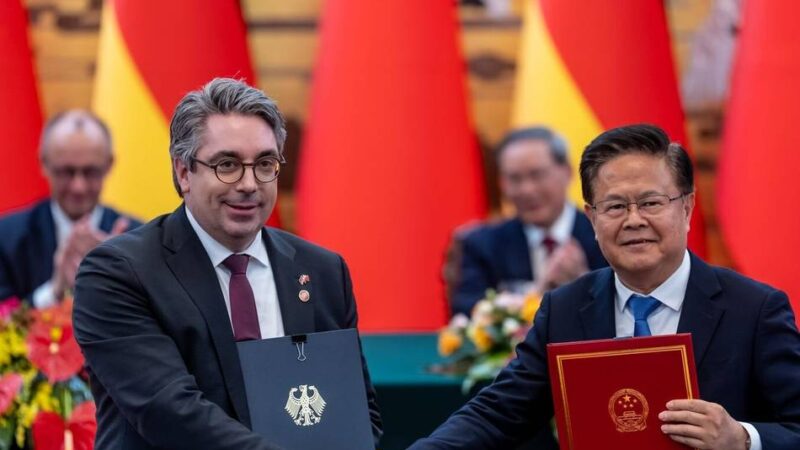 Abgeordneter aus dem Kreis Kleve: Stefan Rouenhoff steht im Zentrum bei Kanzler-Besuch in China