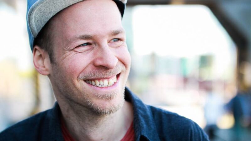 Neues Programm in Neuss: Liedermacher Eddy Schulz stellt im TAS die „Schulzfrage“