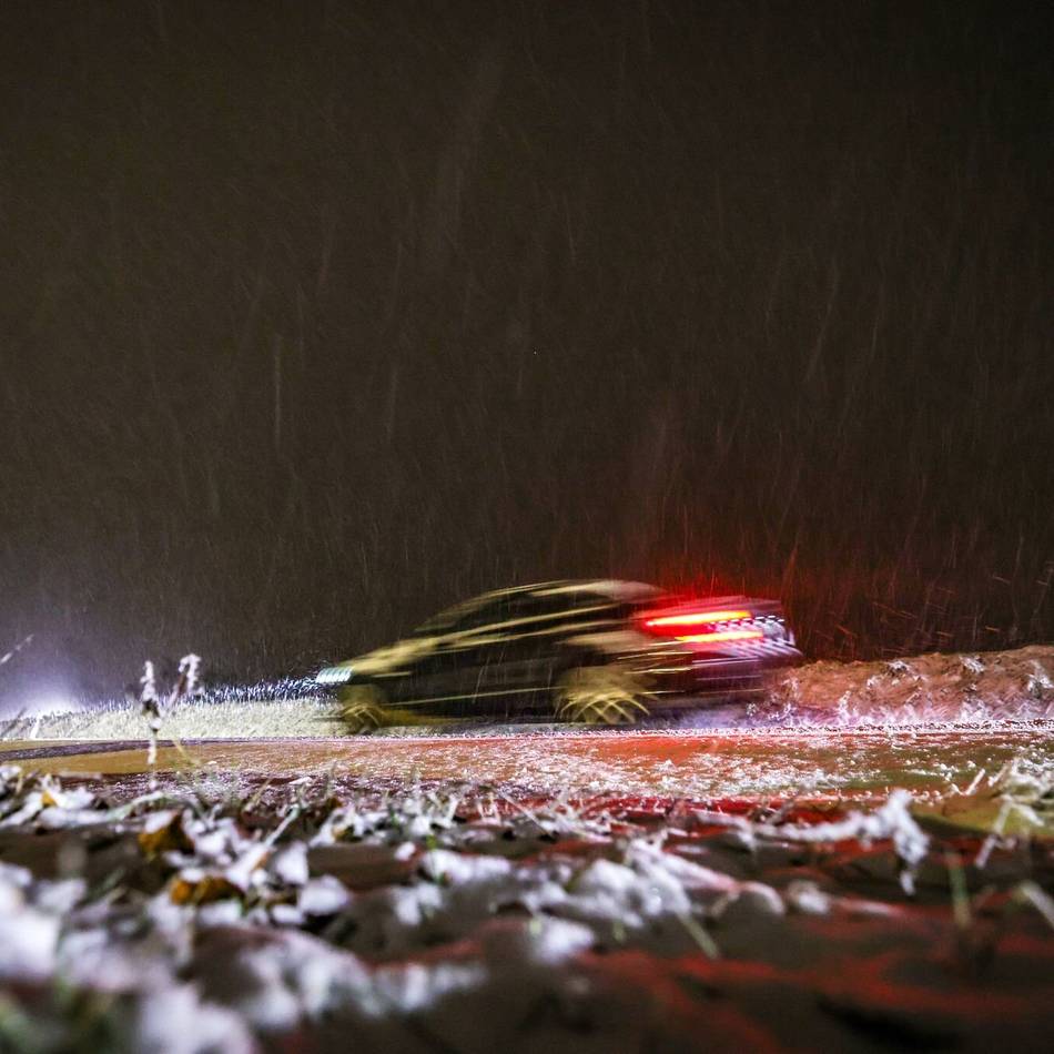 Unfall in Geldern-Lüllingen: Mann fährt gegen Baum – 15 Jahre alte Beifahrerin schwer verletzt