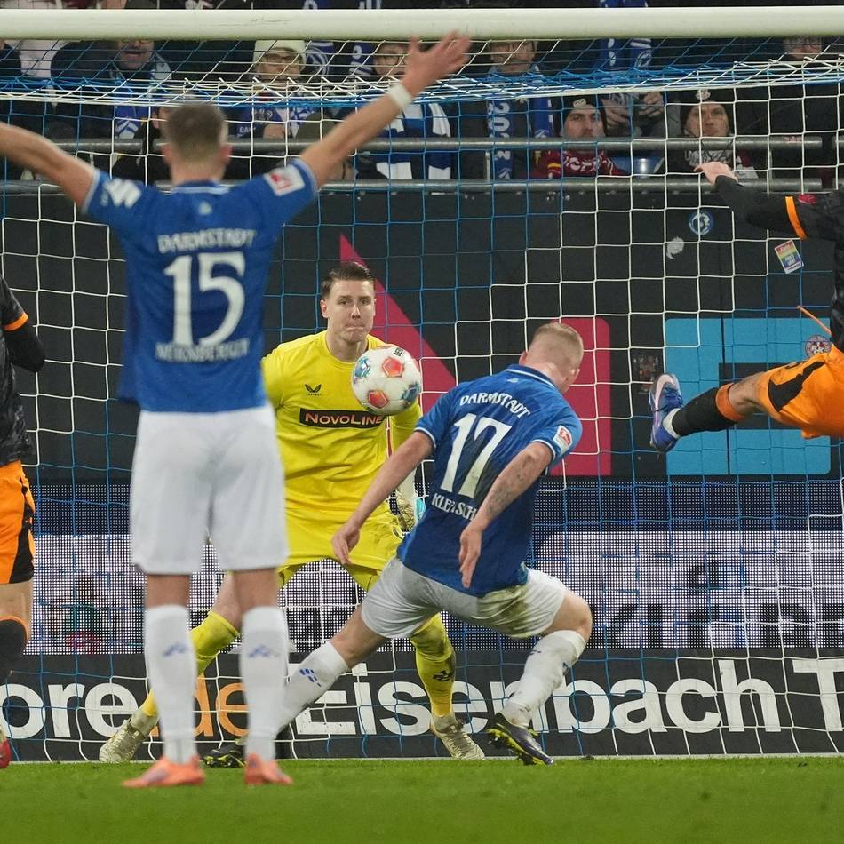 Bärenstarke erste Hälfte: Darmstadt schlägt Lautern und übernimmt die Zweitligaspitze