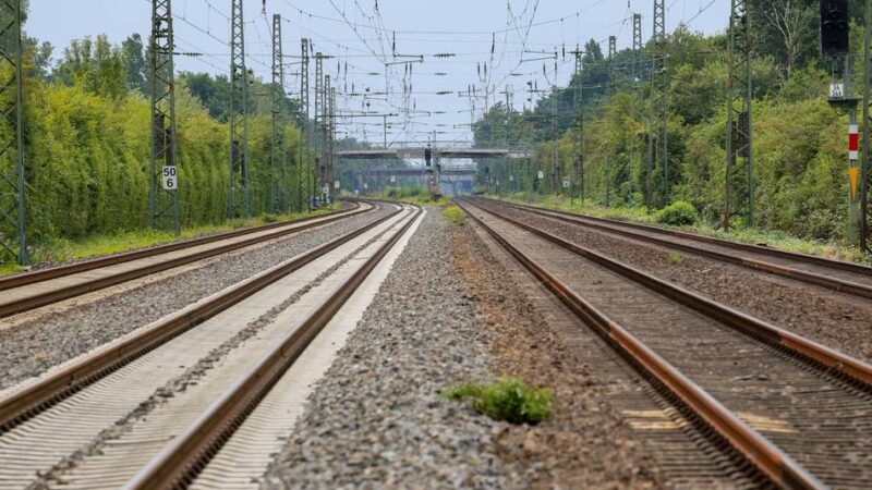 Fliegerbombe aus dem Zweiten Weltkrieg: Bahnstrecke zwischen Düsseldorf und Duisburg nach Bombenfund kurzzeitig gesperrt