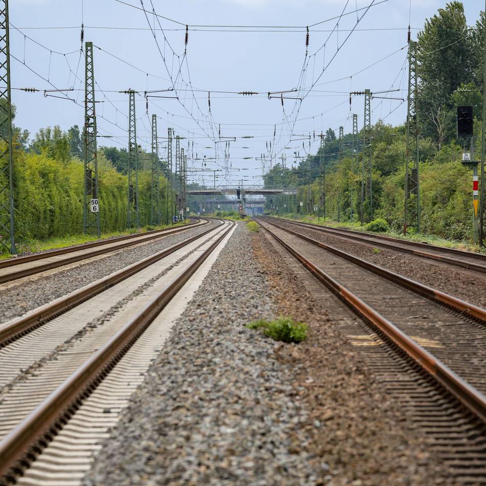 Fliegerbombe aus dem Zweiten Weltkrieg: Bahnstrecke zwischen Düsseldorf und Duisburg nach Bombenfund kurzzeitig gesperrt