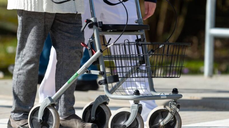 Polizei Kleve sucht nach Zeugen: Frau mit Rollator geschubst und schwer verletzt