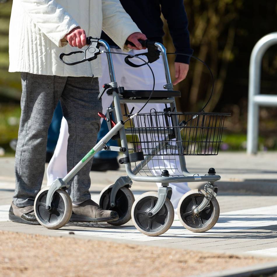Polizei Kleve sucht nach Zeugen: Frau mit Rollator geschubst und schwer verletzt