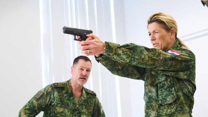 In Tarnanzug und Stiefel: Königin Máxima wird Reservistin beim Militär