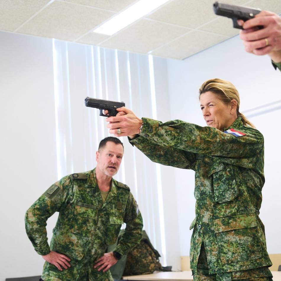 In Tarnanzug und Stiefel: Königin Máxima wird Reservistin beim Militär