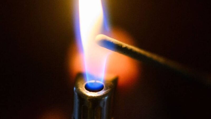 Feuer vor Mehrfamilienhaus in Hilden: Polizei sucht Brandstifter