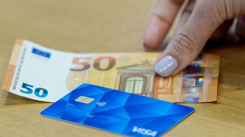 Regelung für Geflüchtete bleibt: Politik-Mehrheit lehnt Bezahlkarte ab