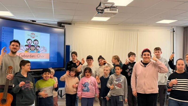 Mosaik-Schule in Grevenbroich: Gebärdenchor verbindet Musik und Bewegung