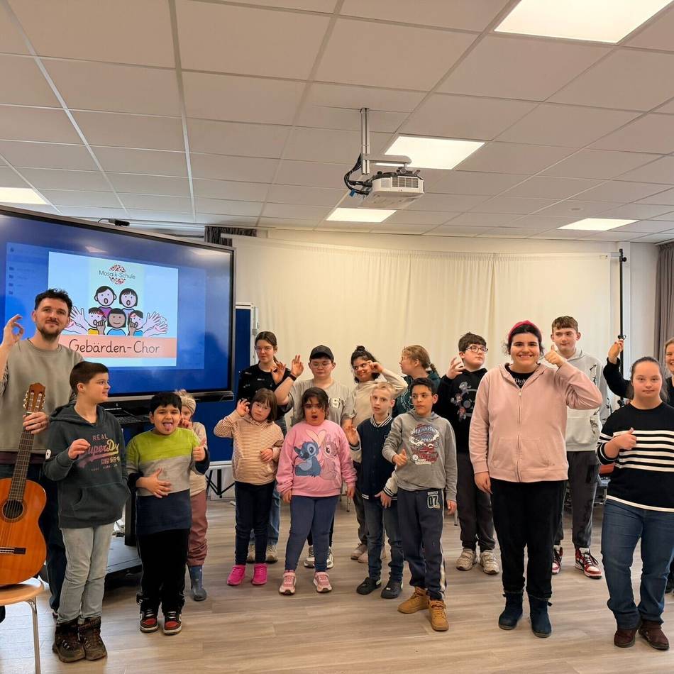 Mosaik-Schule in Grevenbroich: Gebärdenchor verbindet Musik und Bewegung
