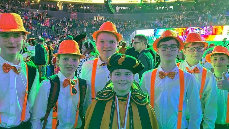 Hückeswagener Nachwuchs-Jecken in Köln: Prinz Jaron I. und Gefolge im Kolping-Orange in der „Pänzarena“