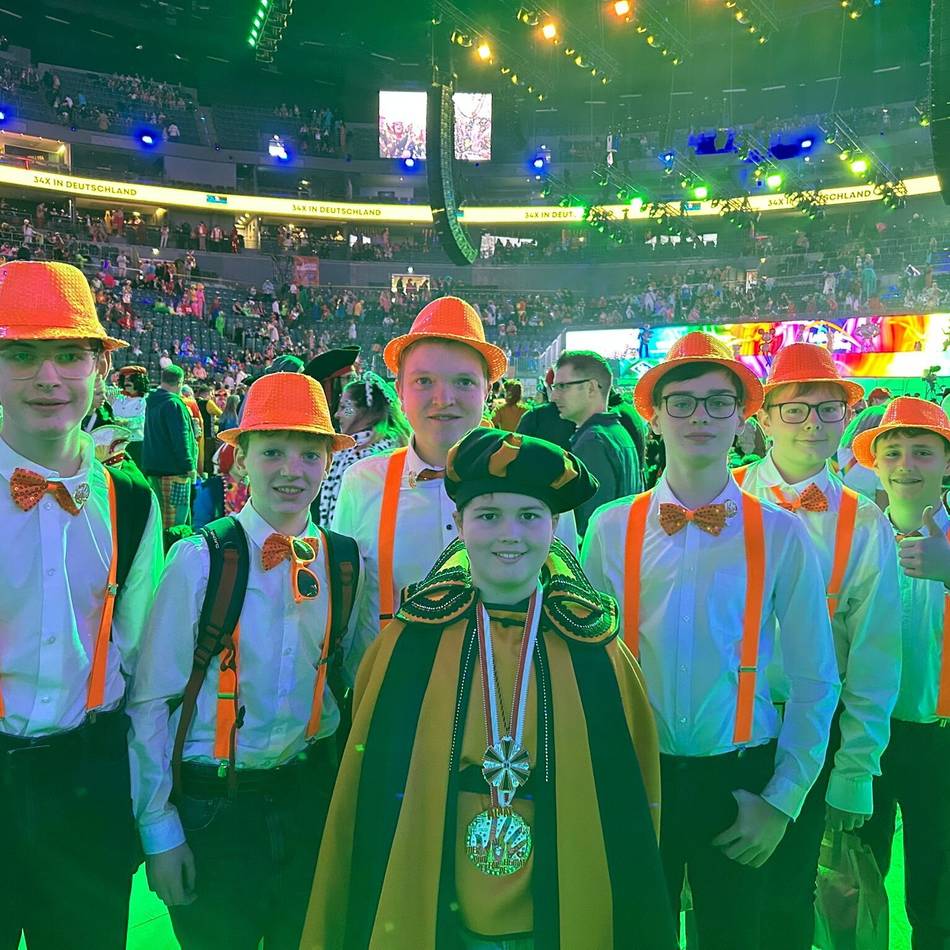 Hückeswagener Nachwuchs-Jecken in Köln: Prinz Jaron I. und Gefolge im Kolping-Orange in der „Pänzarena“