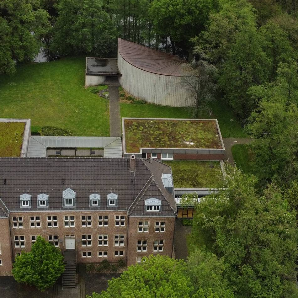 Ausstellung in Kleve: „Mehr als nur Worte“ – Ausstellung zu Grundrechten eröffnet in Wasserburg Rindern